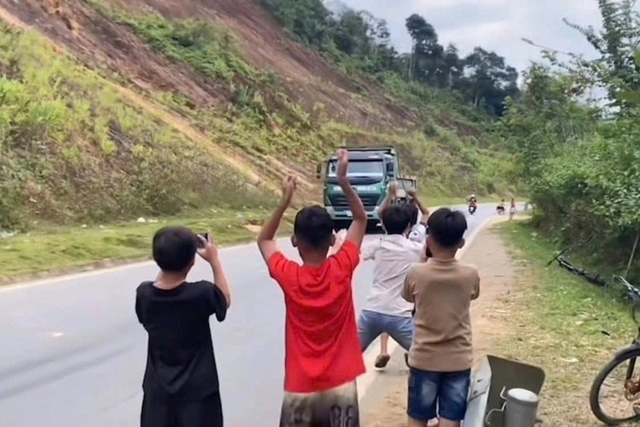 nhom-thanh-thieu-nien-vay-xecong1