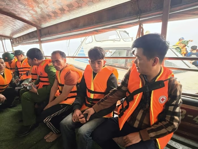 lat-tau-ho-thac-ba-8