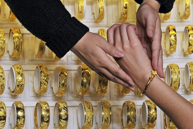 nguoi-dan-deo-vang-co-can-hoa-don-3