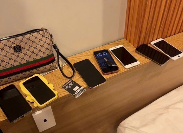 nhom-nam-nu-trong-khach-san-1