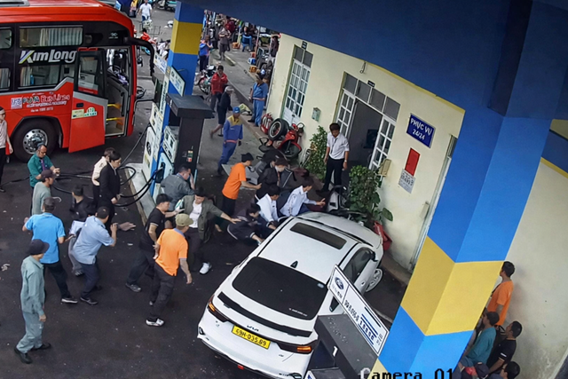 lao-o-to-vao-dam-dong-3