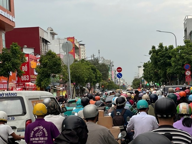 nguoi-dan-ong-te-xe-2