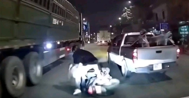 xe-ban-tai-chen-nga-xe-may-1