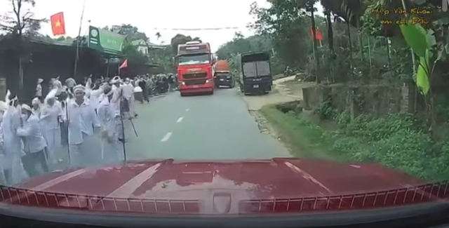 xe-tai-lao-vao-doan-nguoi-dua-tang-1