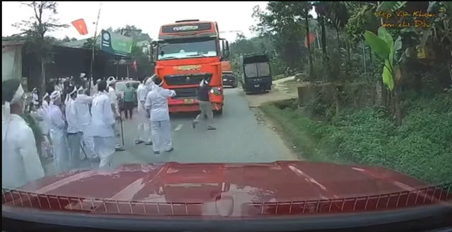 xe-tai-lao-vao-doan-nguoi-dua-tang-3