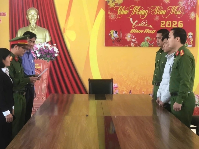 co-gai-bi-keo-le-tren-duong-2