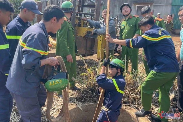 be-trai-roi-xuong-gieng-1