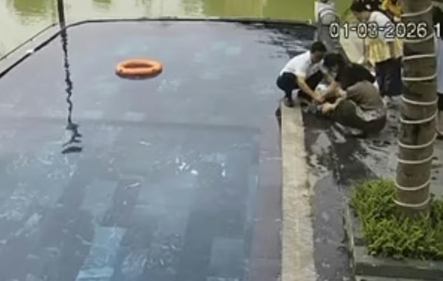 be-3-tuoi-duoi-nuoc-1