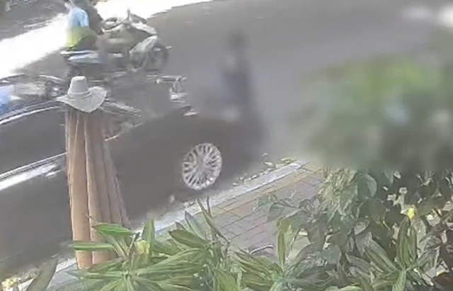 bi-o-to-cuon-vao-gam-khi-di-bo-