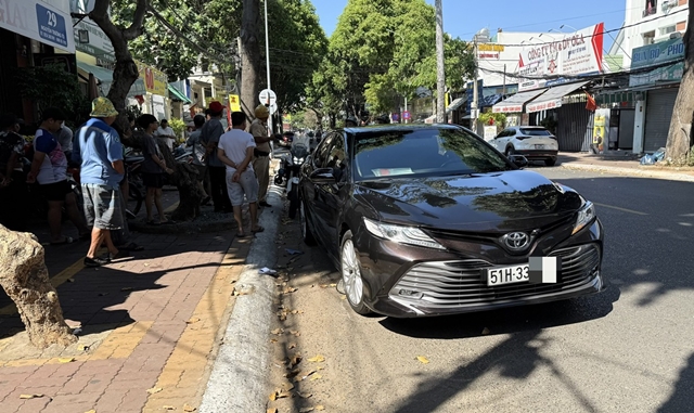 bi-o-to-cuon-vao-gam-khi-di-bo-1