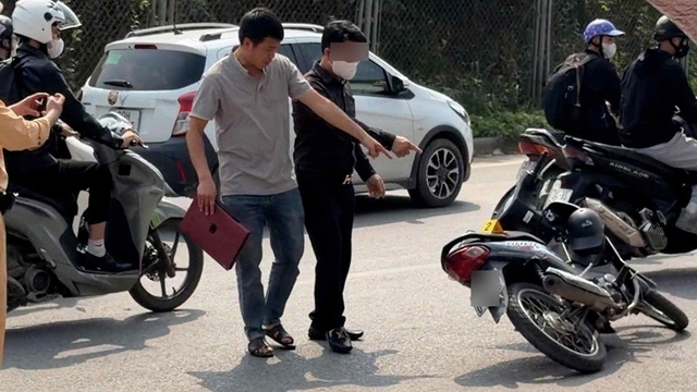 xe-ban-tai-chen-nga-xe-may-3