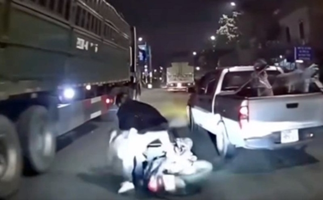 xe-ban-tai-chen-nga-xe-may-4