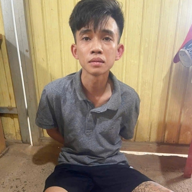 gia-laitam-giu-doi-tuong-giat-day-chuyen-roi-len-xe-khach-bo-trongcong-an-tinh-gia-lai-1778992718616