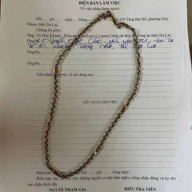 gia-laitam-giu-doi-tuong-giat-day-chuyen-roi-len-xe-khach-bo-trongcong-an-tinh-gia-lai1-1778992699118