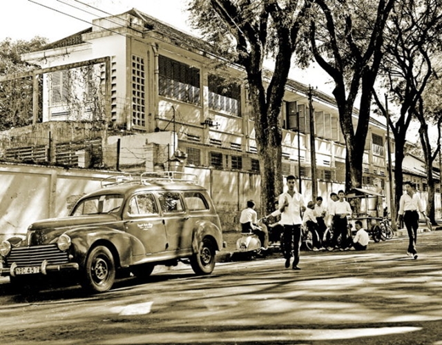hoc-sinh-an-bo-bia-tren-duong-pho-saigon-thap-nien-1950-1450609886
