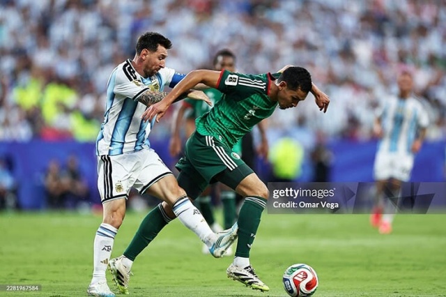 Tranh-cai-Messi-dap-thang-bap-chan-cau-thu-Algeria-VAR-uu-ai-nen-thoat-the-do-messi-argentina-va-ch---m-2-copy-1781664406-439-width740height493