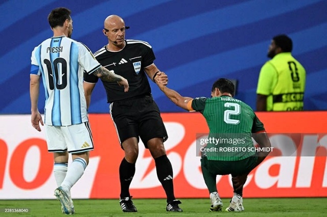 Tranh-cai-Messi-dap-thang-bap-chan-cau-thu-Algeria-VAR-uu-ai-nen-thoat-the-do-messi-argentina-va-ch---m-3-copy-1781664406-987-width740height493
