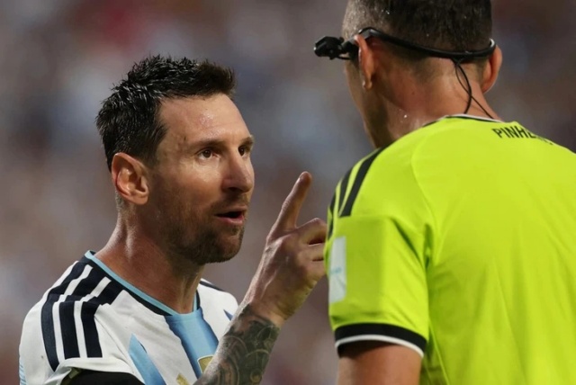messi-trong-tai-2-17838284637551993048150