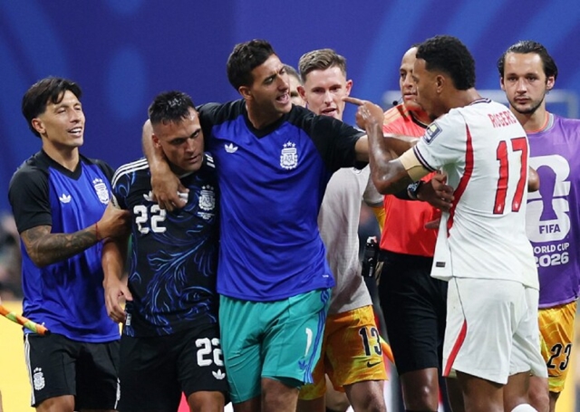 Jude-Bellingham-va-dong-doi-mat-kiem-soat-sau-khi-tuyen-Anh-thua-Argentina-o-ban-ket-World-Cup-2026-argentinas-lautaro-martinez-clashes-109556354-1784158902-807-width740height526
