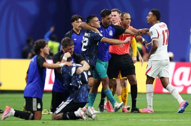Jude-Bellingham-va-dong-doi-mat-kiem-soat-sau-khi-tuyen-Anh-thua-Argentina-o-ban-ket-World-Cup-2026-argentinas-lautaro-martinez-clashes-109556358-1784158911-172-width740height489