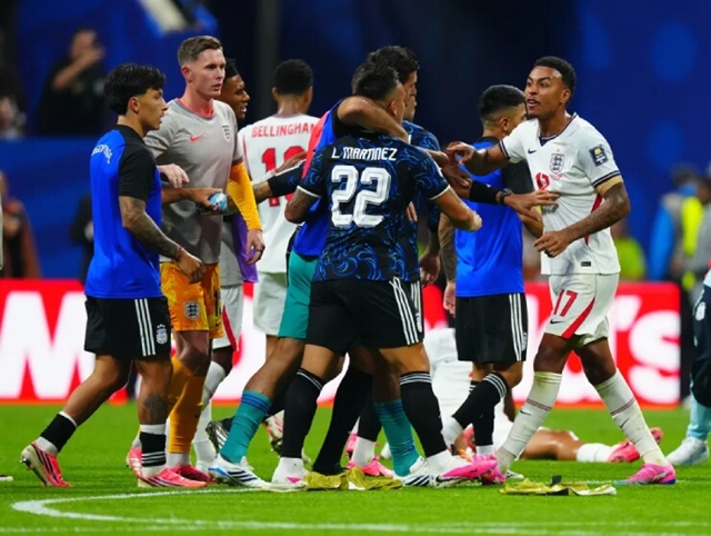 Jude-Bellingham-va-dong-doi-mat-kiem-soat-sau-khi-tuyen-Anh-thua-Argentina-o-ban-ket-World-Cup-players-melee-full-time-england-1095564906-1784158895-894-width740height557
