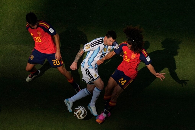 messi-cucurella-8051-1784497229