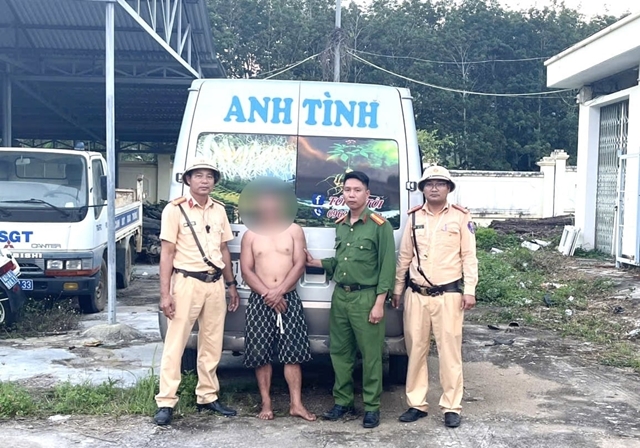 115342anh-tai-xe-ma-men-dieu-khien-xe-khach-danh-vong-tren-quoc-lo-24-quang-ngai-co-nong-do-con-khung-3-1153