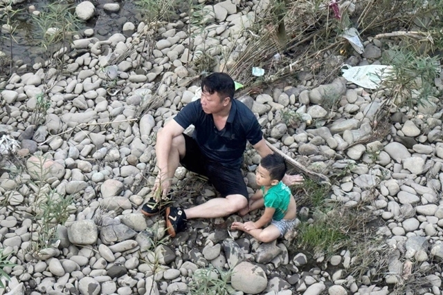 nguoi-dan-ong-o-thai-nguyen-boi-gan-100m-tren-song-chay-xiet-cuu-be-4-tuoi-2-edited-1785304642290