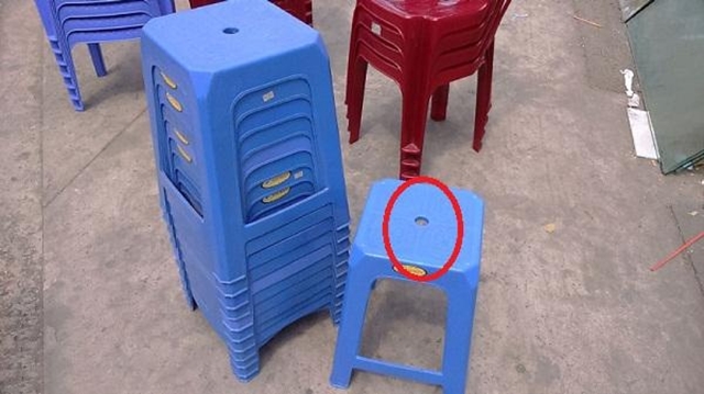 ly-do-chiec-ghe-nhua-luon-co-mot-lo-tron-o-giua-khien-ai-nghe-cung-gat-gu-qua-hay-57--6894