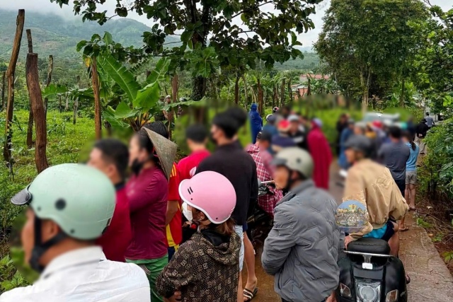 rat-dong-nguoi-dan-dia-phuong-den-hien-truong-nhan-vien-thu-vien-bi-chon-trong-ray-ca-phe-jpeg