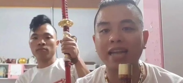 khanh-sky-noi-tieng-nho-nhung-doan-livestream-chui-boi-tren-mang