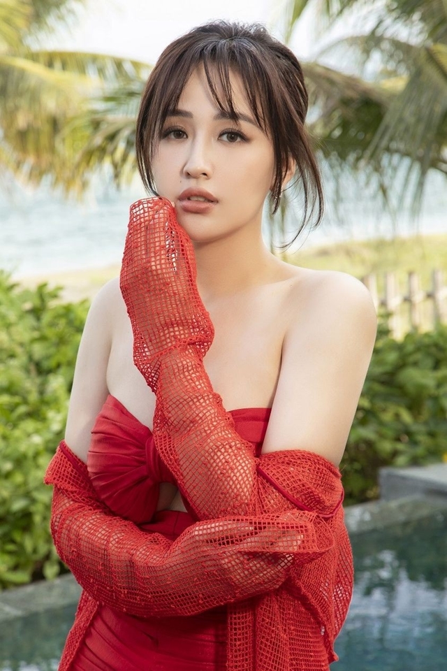 hoa-hau-mai-phuong-thuy-mac-goi-cam-dot-mat-fan-ngay-dau-nam-20230109080857-1679325500188311041693