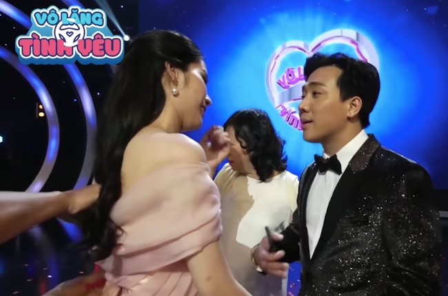 lo-anh-tran-thanh-nam-tay-roi-om-nam-em-de-dan-do-bot-tao-lao-trong-tinh-cam-172201224184106273