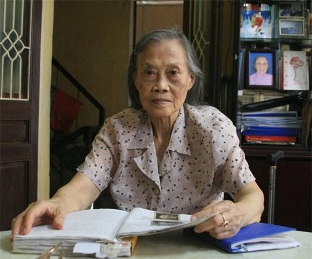 2-thieu-nu-keo-co-To-quoc-trong-le-Tuyen-ngon-Doc-lap-Bat-ngo-than-the-1-nguoi-sau-la-vo-dai-tuong_2