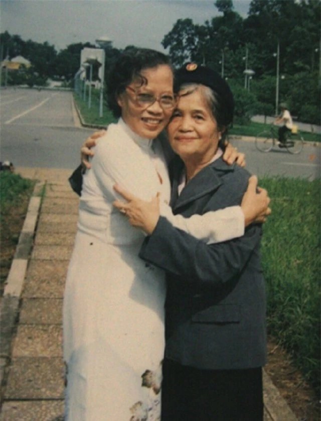 2-thieu-nu-keo-co-To-quoc-trong-le-Tuyen-ngon-Doc-lap-Bat-ngo-than-the-1-nguoi-sau-la-vo-dai-tuong_4
