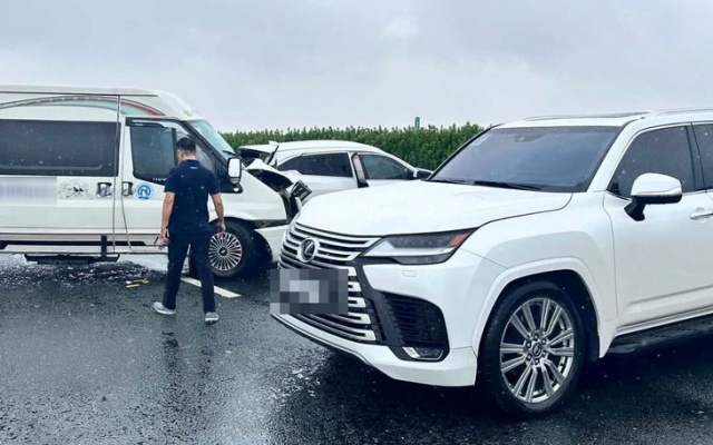 vu-xe-lexus-dung-dot-ngot-gay-tai-nan-lien-hoan-tren-cao-toc-tam-giu-hinh-su-tai-xe-100260916141630664