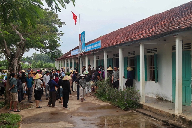 phu-huynh-tap-trung-tai-diem-l-5187-8174-1789123272