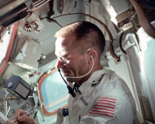 phi-hanh-gia-R-Walter-Cunningham
