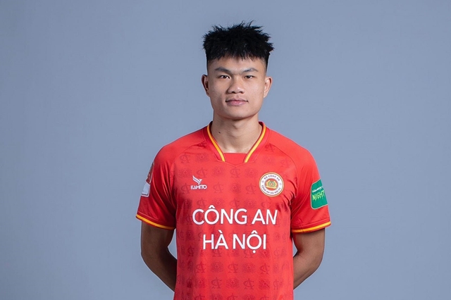 chan-dung-tien-dao-cao-1m81-vua-duoc-hlv-kim-sang-sik-goi-len-dt-viet-nam-d1368044