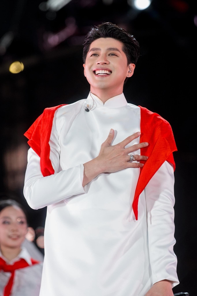 nam-ca-si-duoc-menh-danh-la-thai-tu-vtv-dang-gay-sot-vi-lien-tiep-xuat-hien-tai-concert-quoc-gia-dip-dai-le-2-9-la-ai-188250827123559501