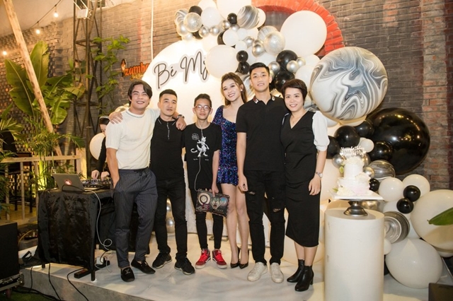 a-hau-huyen-my-don-tuoi-26-ben-cau-thu-trong-dai-20201214142929719
