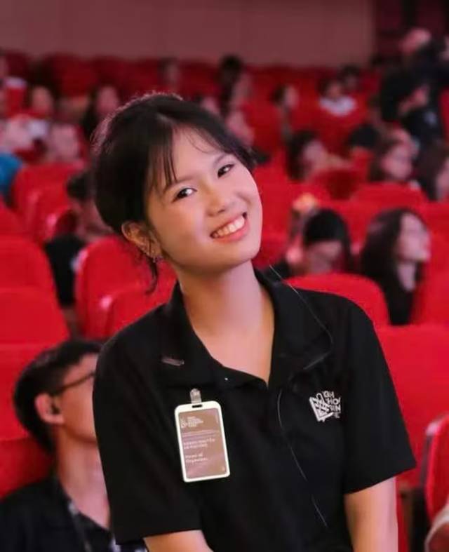 nu-sinh-nhan-hoc-bong-14-truong-dai-hoc-top-dau-cua-my