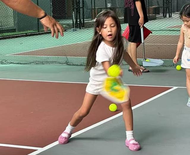 loat-bieu-cam-dang-yeu-cua-cap-song-sinh-nha-ho-ngoc-ha-khi-choi-pickleball-1