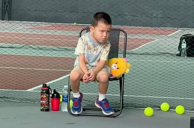 loat-bieu-cam-dang-yeu-cua-cap-song-sinh-nha-ho-ngoc-ha-khi-choi-pickleball-2