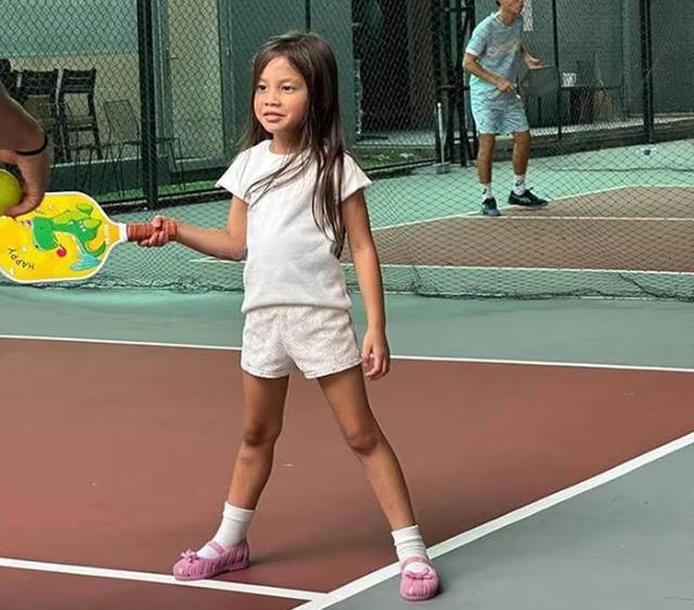 loat-bieu-cam-dang-yeu-cua-cap-song-sinh-nha-ho-ngoc-ha-khi-choi-pickleball-3