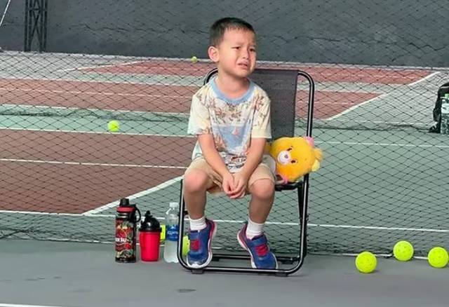 loat-bieu-cam-dang-yeu-cua-cap-song-sinh-nha-ho-ngoc-ha-khi-choi-pickleball-4