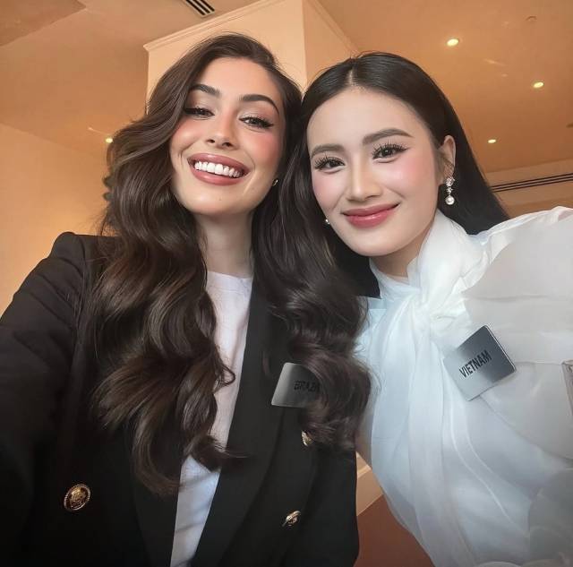 hh-y-nhi-tu-tin-trinh-bay-bai-thi-bang-tieng-anh