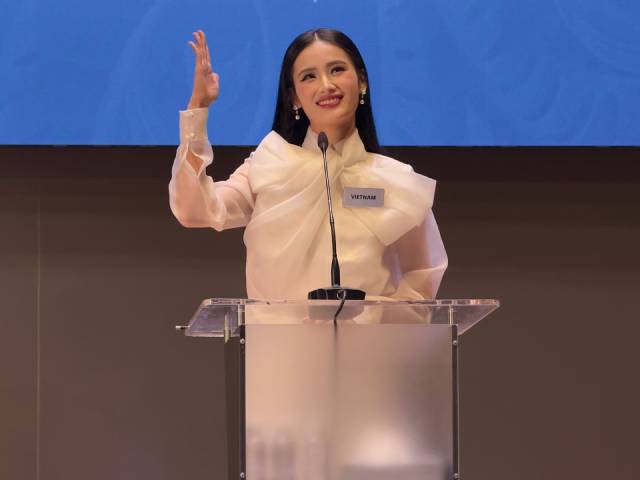 hoa-hau-y-nhi-trinh-bay-bai-thi-bang-tieng-anh