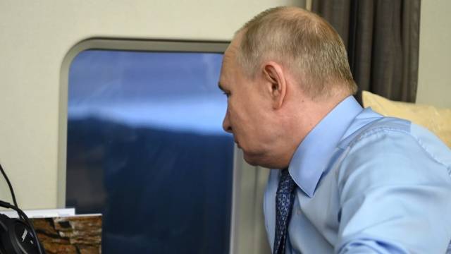 truc-thang-cua-tong-thong-putin-macket-giua-gian-uav-cua-ukraine (1)