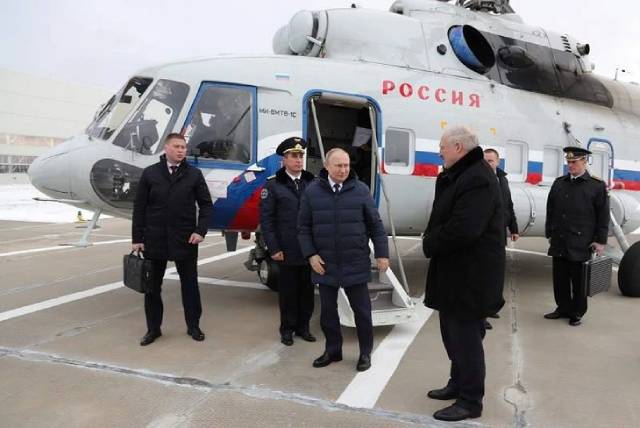 truc-thang-cua-tong-thong-putin-macket-giua-gian-uav-cua-ukraine-1